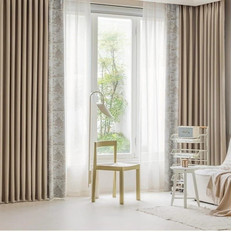Rideaux occultants élégants pour salon moderne, parfaits pour une décoration intérieure raffinée. Ces rideaux ajourés laissent pénétrer la lumière douce tout en préservant l'intimité de votre espace de vie. Idéal pour embellir une fenêtre de salon ou de chambre à coucher.