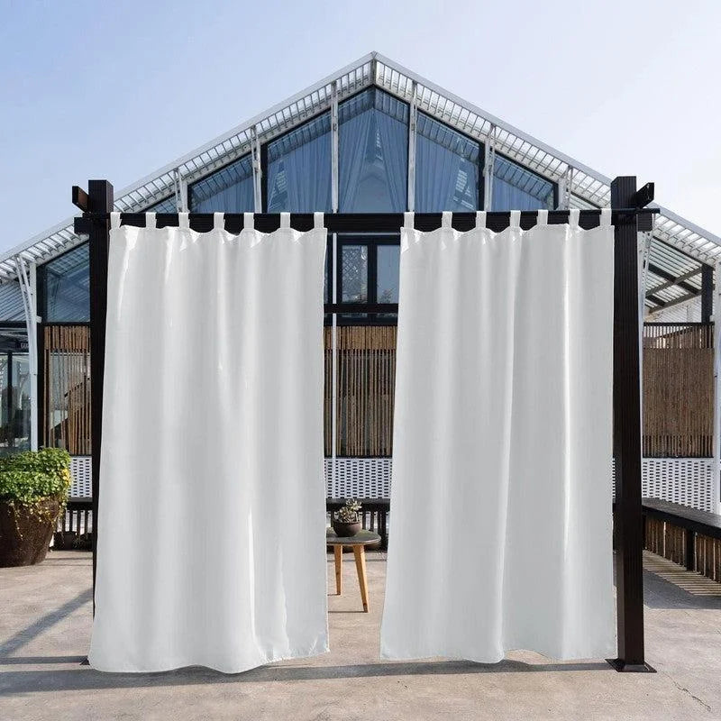 Rideaux blancs élégants pour extérieur, suspendus sur une pergola moderne en métal noir, idéale pour créer un espace ombragé dans un jardin contemporain. Ces rideaux offrent une solution esthétique pour protéger du soleil tout en apportant une touche de sophistication à votre véranda ou terrasse. Améliorez votre espace extérieur avec ces rideaux durables et faciles à installer.
