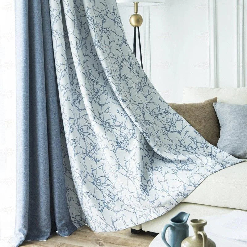 Rideaux élégants avec motif naturel bleu, parfaits pour moderniser un salon. Complète harmonieusement la décoration intérieure avec un design raffiné et des couleurs apaisantes. Idéal pour ajouter une touche de sophistication à votre espace de vie.