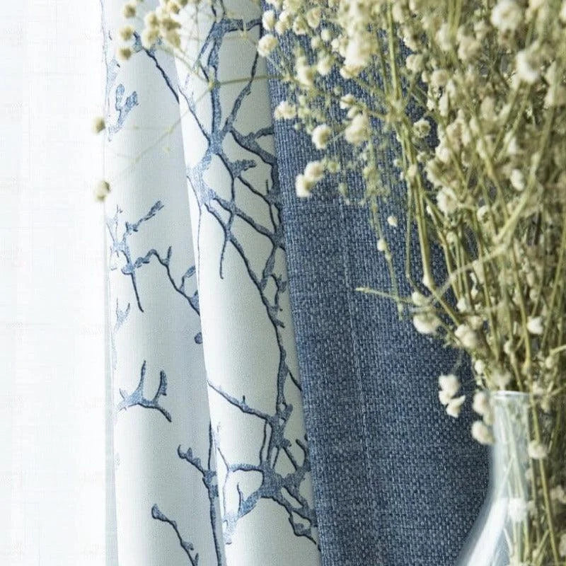 Rideaux élégants avec motifs floraux bleus, parfaits pour ajouter une touche de sophistication à votre intérieur. Idéals pour le salon ou la chambre, ils se marient facilement avec divers styles de décoration. Profitez d'une ambiance apaisante grâce à ces motifs inspirés de la nature, parfaits pour créer un espace accueillant et chaleureux.