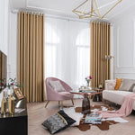 Salon moderne et élégant avec des rideaux dorés, fauteuil rose, canapé beige et accessoires décoratifs raffinés. Ambiance cosy et chic, idéale pour un intérieur tendance et accueillant.