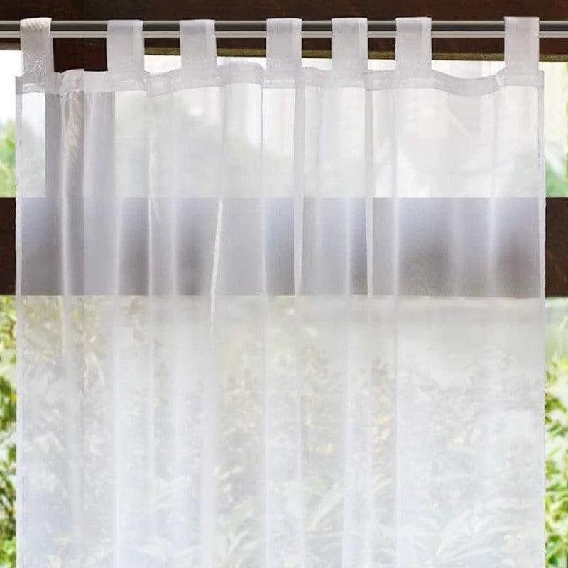 Voilage blanc élégant pour fenêtre, design moderne, laisse passer la lumière tout en préservant l'intimité, idéal pour salon ou chambre. Fixation par œillets pour installation facile. Embellissement parfait pour tout type de décoration intérieure.