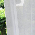 Voilage blanc transparent pour intérieur moderne, idéal pour filtrer la lumière naturelle. Parfait pour salons, chambres ou bureaux, ajoutant une touche élégante et lumineuse à votre espace. Accessoire de décoration qui crée une atmosphère douce et apaisante.