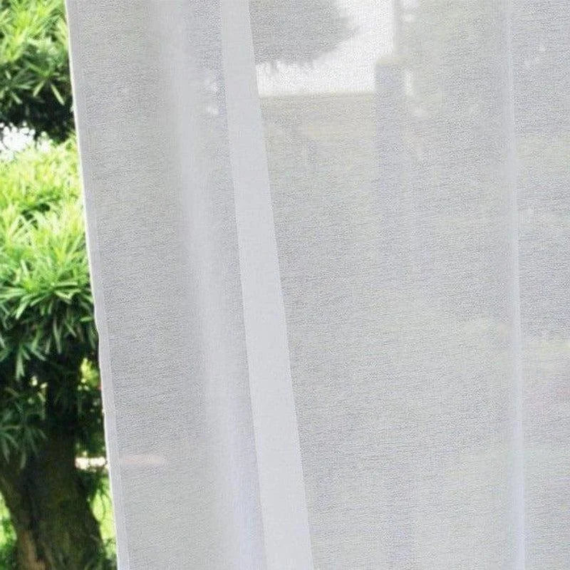 Voilage blanc transparent pour intérieur moderne, idéal pour filtrer la lumière naturelle. Parfait pour salons, chambres ou bureaux, ajoutant une touche élégante et lumineuse à votre espace. Accessoire de décoration qui crée une atmosphère douce et apaisante.