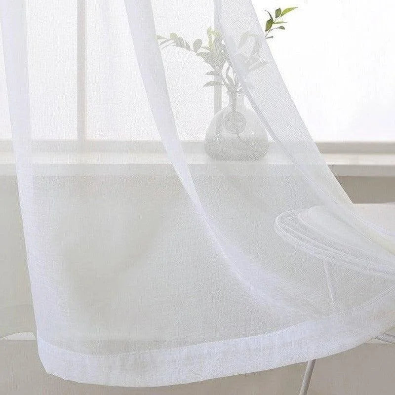 Voilage blanc transparent pour fenêtre moderne, apporte luminosité et élégance à votre intérieur, idéal pour salon ou chambre, design minimaliste avec une touche de sophistication.