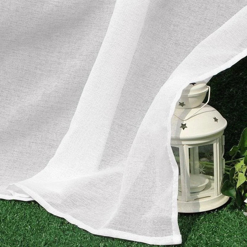 Voilage blanc élégant, idéal pour sublimer votre intérieur avec une touche de légèreté. Parfait pour filtrer la lumière tout en préservant votre intimité. Accessoirisé avec une lanterne décorative blanche à étoiles, il s'intègre harmonieusement dans tout type de décoration.