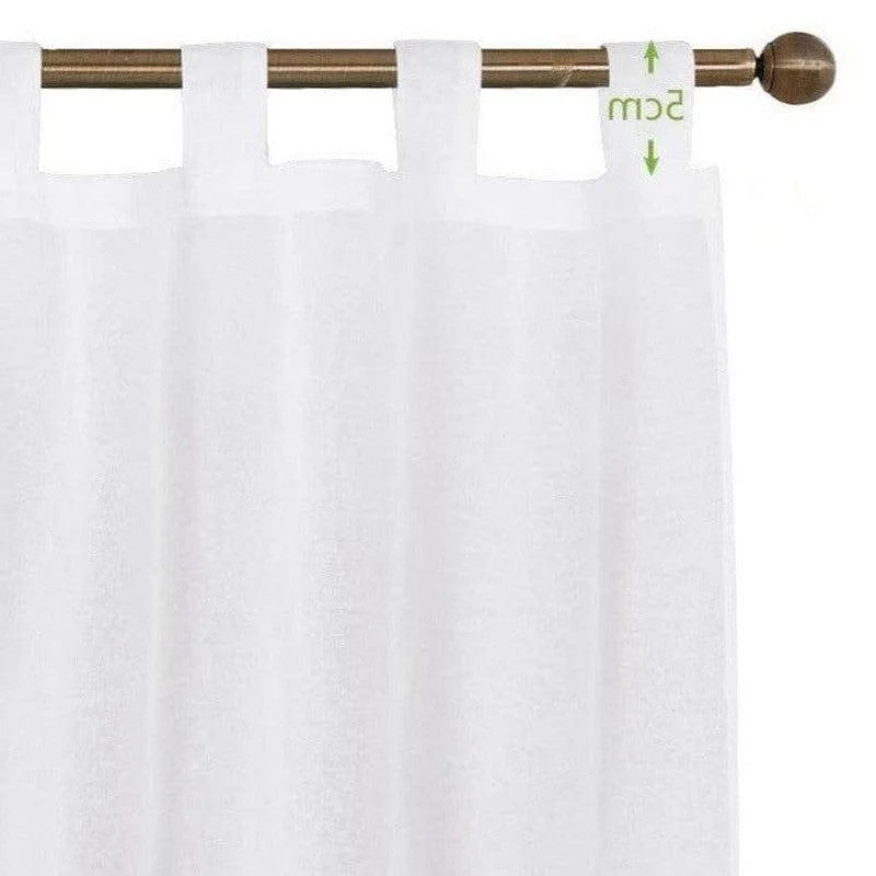 Voilage blanc simple avec œillets, idéal pour habiller élégamment vos fenêtres et réguler la luminosité intérieure. Parfait pour une ambiance lumineuse et moderne dans votre salon ou chambre. Compatible avec une tringle de 5 cm de diamètre pour une installation facile.