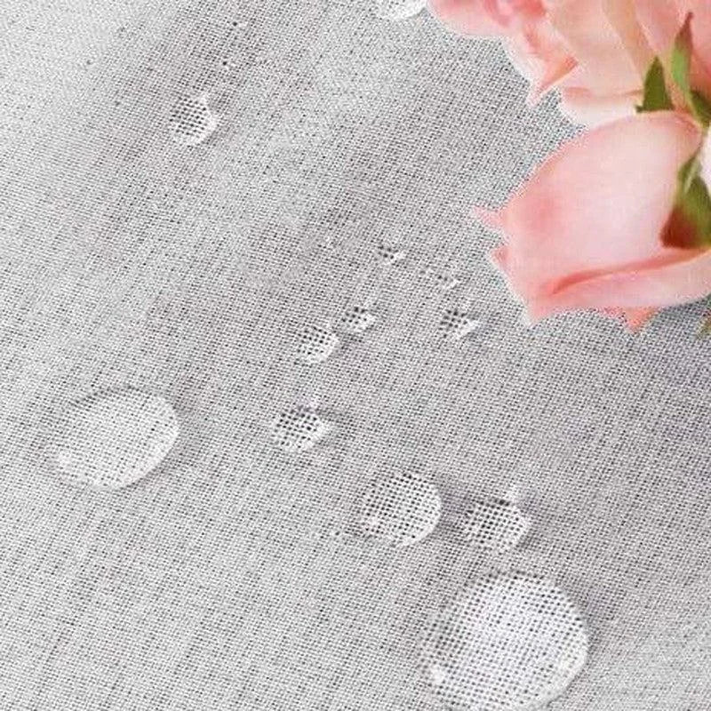 Nappe imperméable élégante avec protection anti-taches, idéale pour repas en extérieur ou intérieur, avec motif déperlant. Design raffiné, facile à nettoyer, parfait pour décorer votre table avec style et praticité. Jumelée avec des roses pour une touche romantique et sophistiquée.