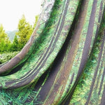 Rideau décoratif avec motif de forêt réaliste, idéal pour créer une ambiance naturelle et apaisante dans votre intérieur. Ce rideau paysage apporte une touche de verdure et ajoute un élément luxuriant à la décoration de votre maison. Parfait pour les amateurs de nature et ceux cherchant à transformer leur espace de vie en un havre de paix.