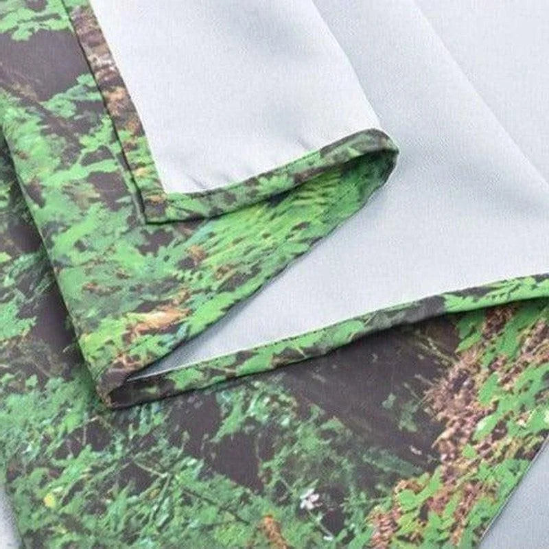 Détail d'un tissu avec motif forestier vert et brun, plié soigneusement pour montrer le design inspiré de la nature, idéal pour les projets de décoration intérieure éco-responsable et les créations personnalisées.