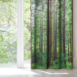 Rideau décoratif avec motif de forêt, idéal pour ajouter une touche naturelle et apaisante à votre intérieur. Ambiance boisée et verdoyante pour une maison chaleureuse et accueillante. Accessoire parfait pour fenêtres, créant un effet visuel de nature luxuriante.