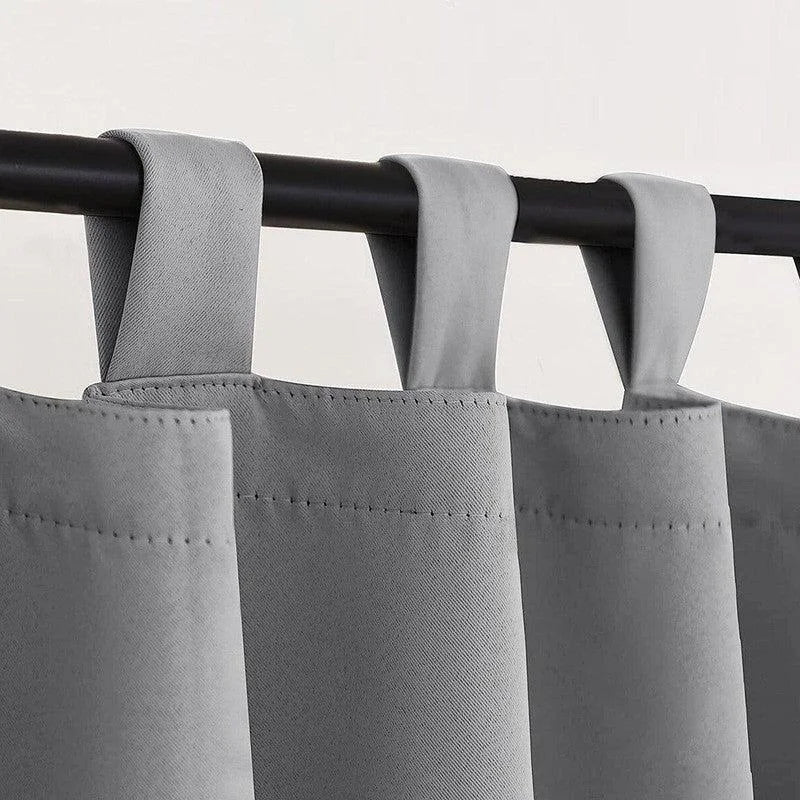 Rideau gris moderne avec œillets pour décoration intérieure, idéal pour un salon ou une chambre, offrant une ambiance élégante et contemporaine. Facile à installer sur une tringle à rideau.
