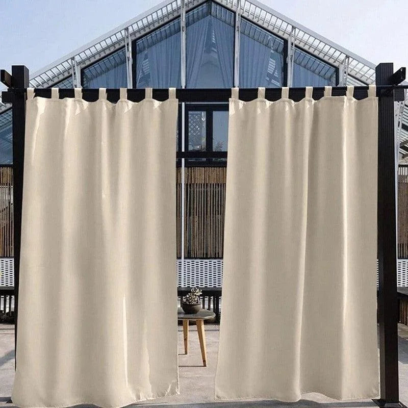 Rideaux beige pour extérieur offrant élégance et intimité, parfaits pour décorer et protéger les espaces extérieurs. Idéal pour terrasses et jardins, apportant une touche de sophistication moderne à tout environnement. Accessoire indispensable pour créer une atmosphère accueillante et confortable.