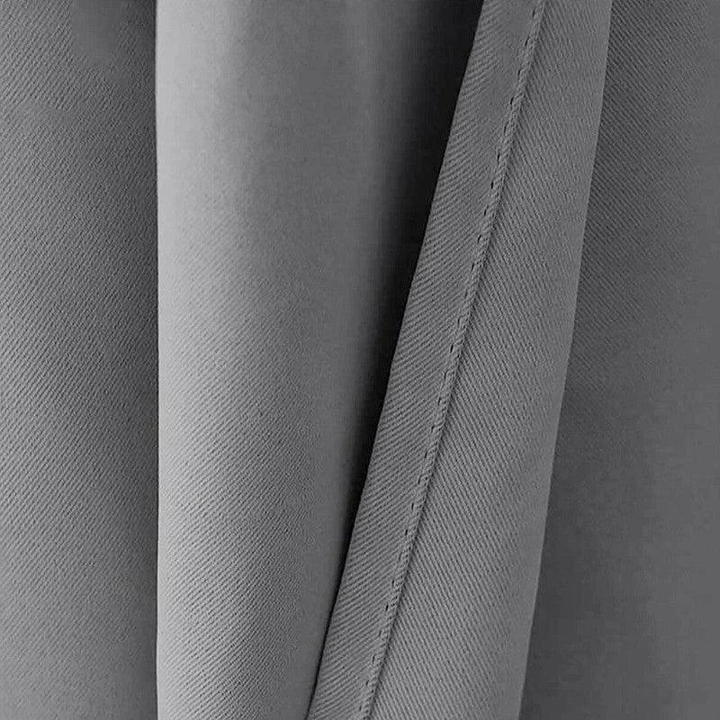 Rideau gris élégant avec pliage soigné, idéal pour salle de séjour ou chambre moderne. Design simple s'adaptant parfaitement à tout intérieur contemporain.