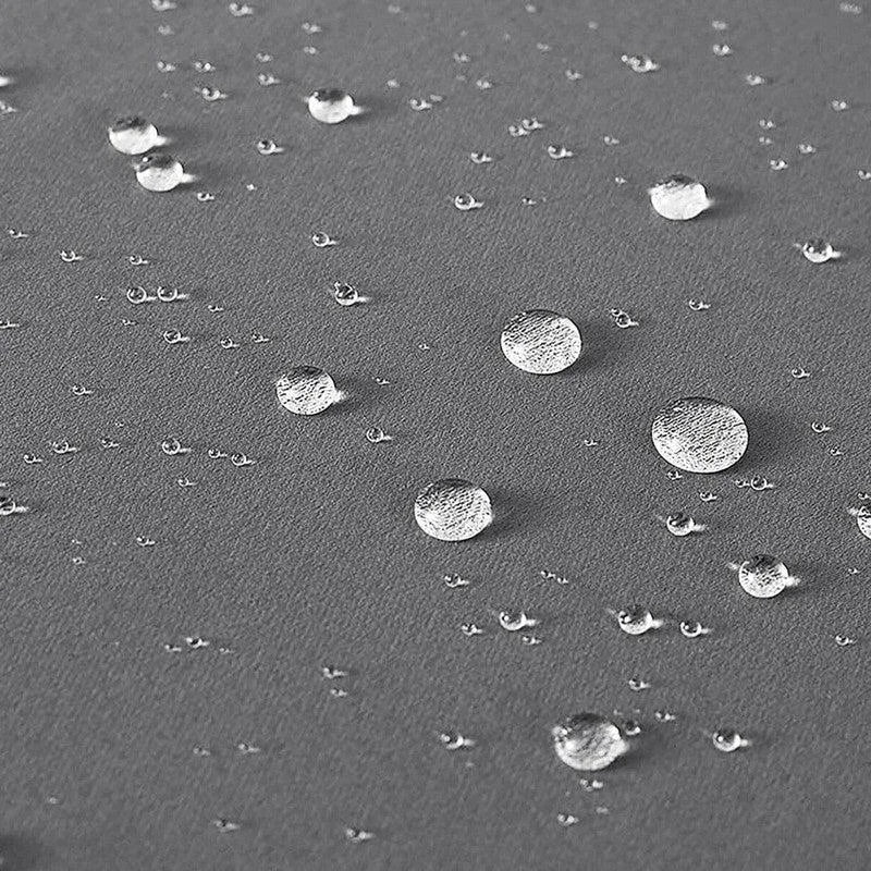 Gouttelettes d'eau dispersées sur une surface, démontrant l'effet déperlant et la résistance à l'humidité. Solution idéale pour protéger contre les intempéries et assurer une longue durée de vie.