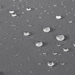 Gouttelettes d'eau dispersées sur une surface, démontrant l'effet déperlant et la résistance à l'humidité. Solution idéale pour protéger contre les intempéries et assurer une longue durée de vie.