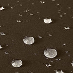 Gouttes d'eau sur une surface imperméable brune, illustrant l'efficacité du traitement déperlant. Image idéale pour promouvoir des vêtements ou accessoires résistant à l'eau. Adapté pour boutiques spécialisées en équipements extérieurs ou sports nautiques. Optimisé pour la recherche de produits imperméables.