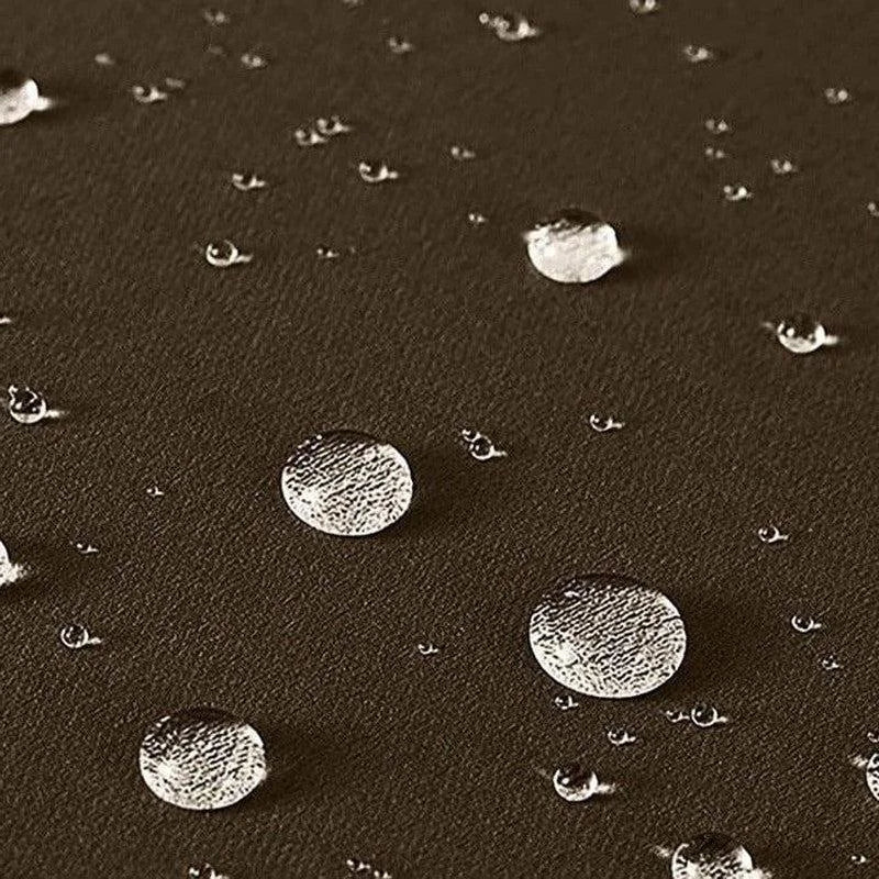 Gouttes d'eau sur une surface imperméable brune, illustrant l'efficacité du traitement déperlant. Image idéale pour promouvoir des vêtements ou accessoires résistant à l'eau. Adapté pour boutiques spécialisées en équipements extérieurs ou sports nautiques. Optimisé pour la recherche de produits imperméables.