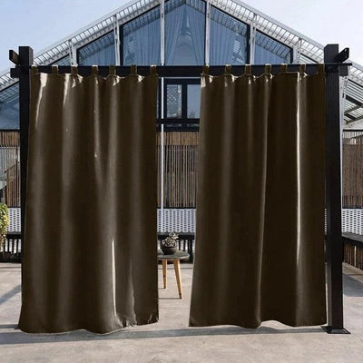 Rideaux d'extérieur marron élégants installés sur une terrasse moderne, offrant intimité et protection solaire, idéaux pour créer un espace de détente en plein air tout en ajoutant une touche de style à votre jardin.
