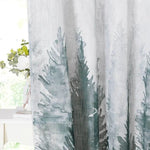 Rideau moderne avec motif de forêt, idéal pour ajouter une touche nature à votre salon. Avec ses couleurs apaisantes, ce rideau offre une ambiance sereine et élégante à tout espace. Parfait pour la décoration intérieure, il s'intègre bien dans les styles contemporains ou naturels.