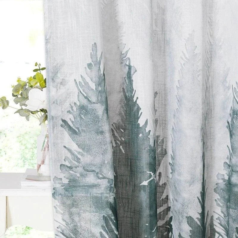 Rideau moderne avec motif de forêt, idéal pour ajouter une touche nature à votre salon. Avec ses couleurs apaisantes, ce rideau offre une ambiance sereine et élégante à tout espace. Parfait pour la décoration intérieure, il s'intègre bien dans les styles contemporains ou naturels.