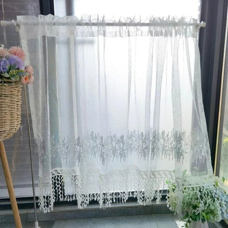 Voilage élégant blanc avec motifs floraux, idéal pour une déco de salon moderne ou chambre romantique. Apporte luminosité et charme à votre intérieur tout en préservant la vie privée. Longueur parfaite pour des fenêtres de taille standard. Facile à installer avec sa barre de suspension pratique.
