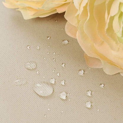 Décorations florales élégantes avec résistance à l'eau, contraste subtil entre fleurs beige pastel et gouttes d'eau sur fond crème, idéal pour un intérieur raffiné et moderne.