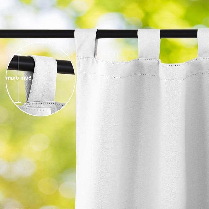 Rideau opaque blanc avec œillets pratiques, parfait pour obscurcir votre pièce. Idéal pour la chambre à coucher ou le salon. Facile à installer et s'adapte à la plupart des tringles. Design élégant et minimaliste.