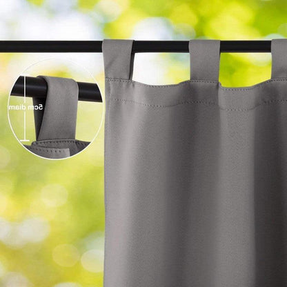 Rideau gris élégant avec passants larges, idéal pour habiller vos fenêtres avec style. Parfait pour ajouter une touche contemporaine à votre salon ou chambre. Convient aux tringles de diverses dimensions pour une installation facile. Accessoire décoratif qui offre à la fois fonctionnalité et esthétique pour votre intérieur.