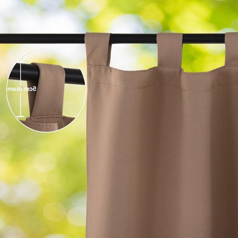 Rideau taupe avec attaches pratiques, idéal pour habiller élégamment vos fenêtres. Ce modèle ajoute une touche de sophistication à votre décor intérieur tout en offrant une installation facile sur tringle. Adaptable à différents styles d'intérieur, il est parfait pour créer une ambiance chaleureuse et accueillante dans votre salon ou chambre à coucher.
