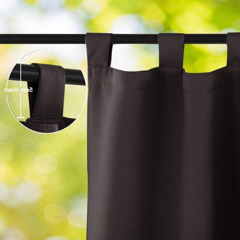 Rideau occultant marron en vente avec passants pratiques pour une installation facile. Dimensions adaptées pour une couverture optimale des fenêtres, offrant une solution idéale pour bloquer la lumière et améliorer l'intimité intérieure. Convient parfaitement pour une utilisation dans les salons, chambres ou bureaux. Design sobre et élégant pour s'intégrer harmonieusement dans tout type de décoration intérieure.