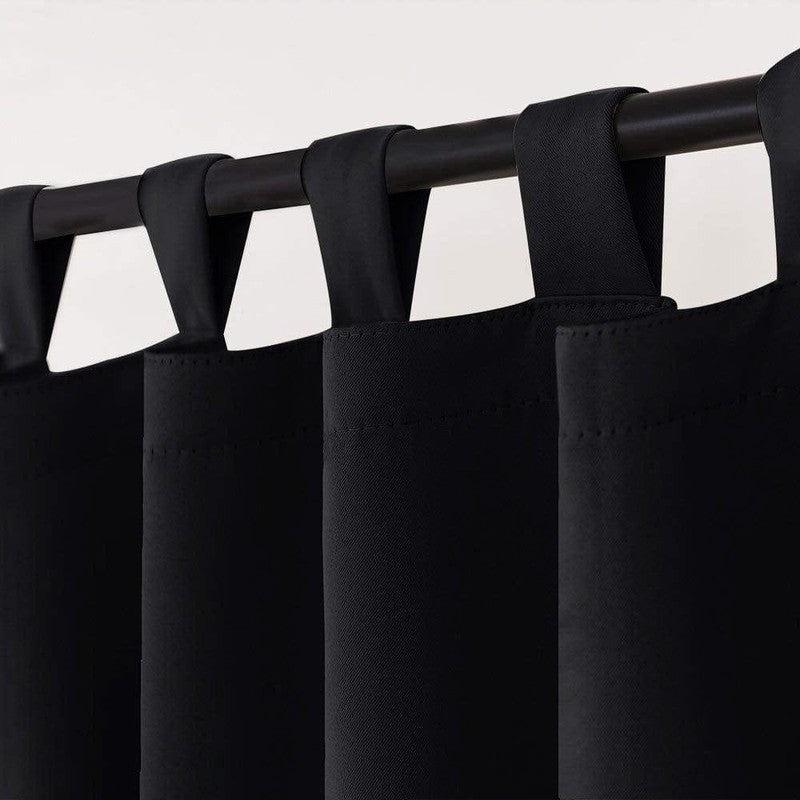 Rideau occultant noir avec accroches solides pour décoration intérieure. Idéal pour bloquer la lumière et améliorer l'isolation thermique. Élégant et moderne, ce rideau s'adapte parfaitement à tout type de décoration. Facile à installer et à entretenir, il est parfait pour les chambres, salons ou bureaux.