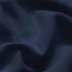 Texture ondulée d'un tissu bleu foncé, offrant une apparence élégante et sophistiquée, idéale pour la confection de vêtements et de textiles de maison.