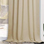 Rideau de couleur beige élégant, idéal pour salon ou chambre, offrant une ambiance chaleureuse et moderne. Parfait pour ajouter une touche de sophistication à votre intérieur. Longueur adaptée pour fenêtre standard.