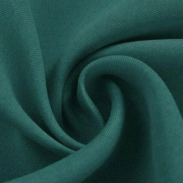 Image d'un tissu vert enroulé, mettant en valeur sa texture et sa couleur élégante, idéal pour la mode et la décoration intérieure.