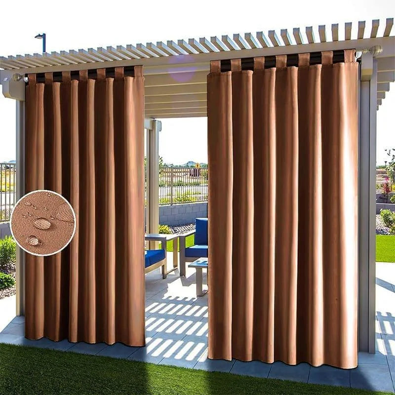 Rideaux extérieurs marron pour pergola offrant une protection contre les intempéries. Idéal pour créer un espace ombragé et confortable dans le jardin. Faciles à installer, ces rideaux élégants ajoutent une touche moderne à tout espace extérieur. Parfaits pour préserver l'intimité tout en permettant la circulation de l'air. Transformez votre terrasse ou patio en un lieu de détente grâce à ces panneaux occultants.