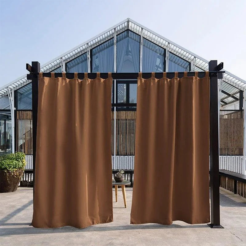Rideaux d'extérieur marron pour pergola, offrant une solution d'intimité élégante et moderne. Ces rideaux s'intègrent parfaitement dans un jardin ou sur une terrasse, alliant design contemporain et fonctionnalité pour créer un espace de détente agréable à l'abri des regards. Adaptés pour toutes les saisons, ils ajoutent une touche esthétique à tout aménagement extérieur.