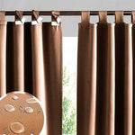 Rideaux marron modernes avec œillets, conçus pour être résistants à l'eau. Parfaits pour ajouter une touche d'élégance à votre intérieur tout en offrant une protection efficace contre l'humidité. Idéal pour le salon, la chambre ou toute pièce nécessitant une solution esthétique et pratique. Les rideaux permettent de contrôler la luminosité et d'assurer l'intimité, tout en s'intégrant harmonieusement à divers styles de décoration intérieure.