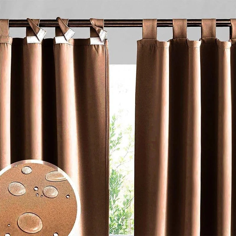 Rideaux marron modernes avec œillets, conçus pour être résistants à l'eau. Parfaits pour ajouter une touche d'élégance à votre intérieur tout en offrant une protection efficace contre l'humidité. Idéal pour le salon, la chambre ou toute pièce nécessitant une solution esthétique et pratique. Les rideaux permettent de contrôler la luminosité et d'assurer l'intimité, tout en s'intégrant harmonieusement à divers styles de décoration intérieure.