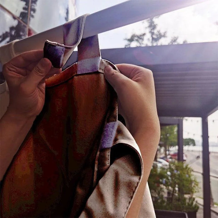 Installation facile d'un rideau occultant extérieur sur une terrasse, idéal pour créer un espace de détente à l'abri du soleil. Parfait pour améliorer la décoration extérieure et la protection solaire.