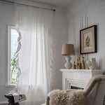 Voilage élégant et translucide pour un salon moderne, apportant une touche lumineuse à votre intérieur. Idéal pour décorer votre séjour avec style et subtilité tout en préservant l'intimité. Découvrez comment ce rideau léger transforme l'ambiance de votre espace de vie avec sophistication et élégance. Parfait pour ceux qui cherchent à ajouter une note de raffinement à leur décoration intérieure contemporaine.