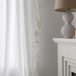 Rideau blanc élégant avec motifs discrets, idéal pour salon moderne. Apporte luminosité et style à votre intérieur. Parfait pour une décoration raffinée, il se marie bien avec des meubles contemporains et des accessoires décoratifs neutres.