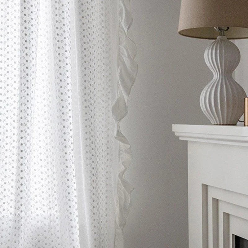Rideau blanc élégant avec motifs discrets, idéal pour salon moderne. Apporte luminosité et style à votre intérieur. Parfait pour une décoration raffinée, il se marie bien avec des meubles contemporains et des accessoires décoratifs neutres.