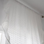 Rideau blanc transparent avec motif délicat de petites fleurs, idéal pour apporter une touche élégante et lumineuse à votre intérieur. Ce voilage léger laisse passer la lumière tout en préservant l'intimité de votre espace. Parfait pour une décoration de salon ou de chambre pour créer une ambiance douce et accueillante. Facile à suspendre grâce à sa tringle intégrée.