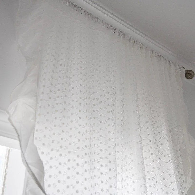 Rideau blanc transparent avec motif délicat de petites fleurs, idéal pour apporter une touche élégante et lumineuse à votre intérieur. Ce voilage léger laisse passer la lumière tout en préservant l'intimité de votre espace. Parfait pour une décoration de salon ou de chambre pour créer une ambiance douce et accueillante. Facile à suspendre grâce à sa tringle intégrée.