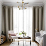 Salon moderne avec rideaux élégants, fauteuil confortable, canapé douillet, et table basse design, éclairé par un lustre contemporain. Ambiance chaleureuse et lumineuse, idéale pour la détente ou les moments conviviaux. Décoration intérieure raffinée avec des éléments de style scandinave et moderne.