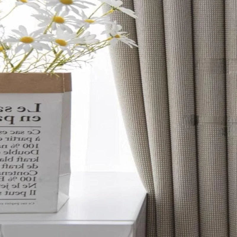 Rideaux élégants couleur beige offrant une ambiance chaleureuse et accueillante à votre intérieur. Idéal pour le salon ou la chambre, ce modèle s'harmonise parfaitement avec une décoration moderne ou traditionnelle. Profitez d'une luminosité naturelle optimale tout en préservant votre intimité grâce à ces rideaux raffinés. Ajoute une touche d'élégance avec son design sobre et intemporel. Parfait pour créer une atmosphère apaisante et accueillante.