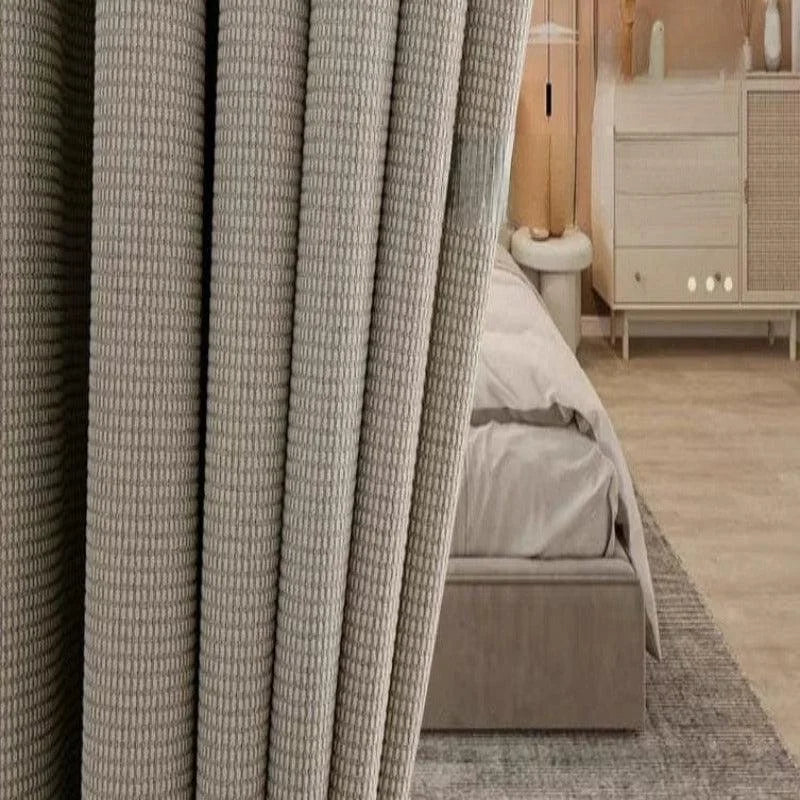 Rideaux beiges élégants pour chambre à coucher avec ambiance moderne, combinant fonctionnalité et design raffiné. Idéal pour créer une atmosphère chaleureuse et apaisante dans votre espace personnel.