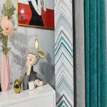 Rideau moderne avec motifs géométriques dans des tons de turquoise et gris, apportant une élégance contemporaine à votre intérieur. Idéal pour salon ou chambre, ce rideau se marie parfaitement avec une décoration chic et artistique. Complétez votre pièce avec des accessoires décoratifs assortis pour une touche sophistiquée.