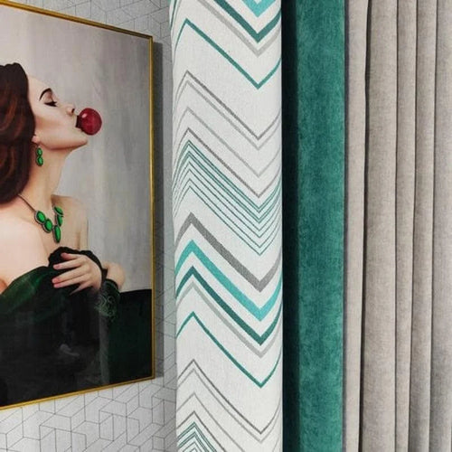Tableau artistique moderne avec motif géométrique, agrémenté de couleurs vives. À côté, un ensemble de rideaux élégants aux teintes variées, apportant une touche de sophistication à la décoration intérieure. Intégration harmonieuse d’œuvres d’art et d’éléments décoratifs pour un espace chic et contemporain. Idéal pour embellir un salon ou une chambre avec style et personnalité.